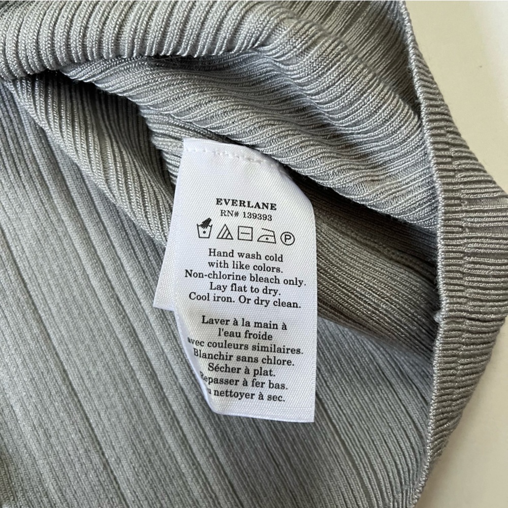 Everlane Viscose Slinky Vneck Cardigan Medium - Picture 3 of 6